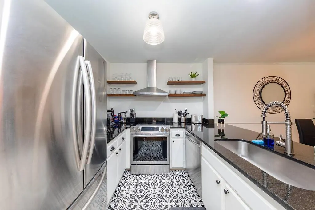 Midtown 2Br Gem With Private Balcony And Optional Parking Walkable To Vanderbilt, Music Row & Centennial Park Nashville Apartment