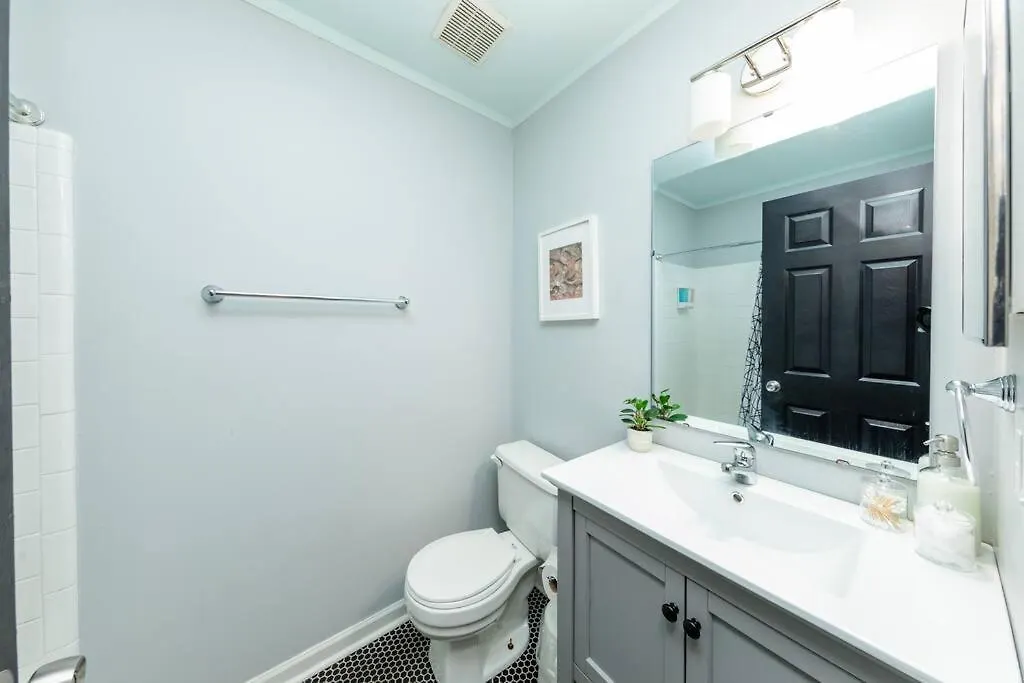 Midtown 2Br Gem With Private Balcony And Optional Parking Walkable To Vanderbilt, Music Row & Centennial Park Nashville 0*,  United States